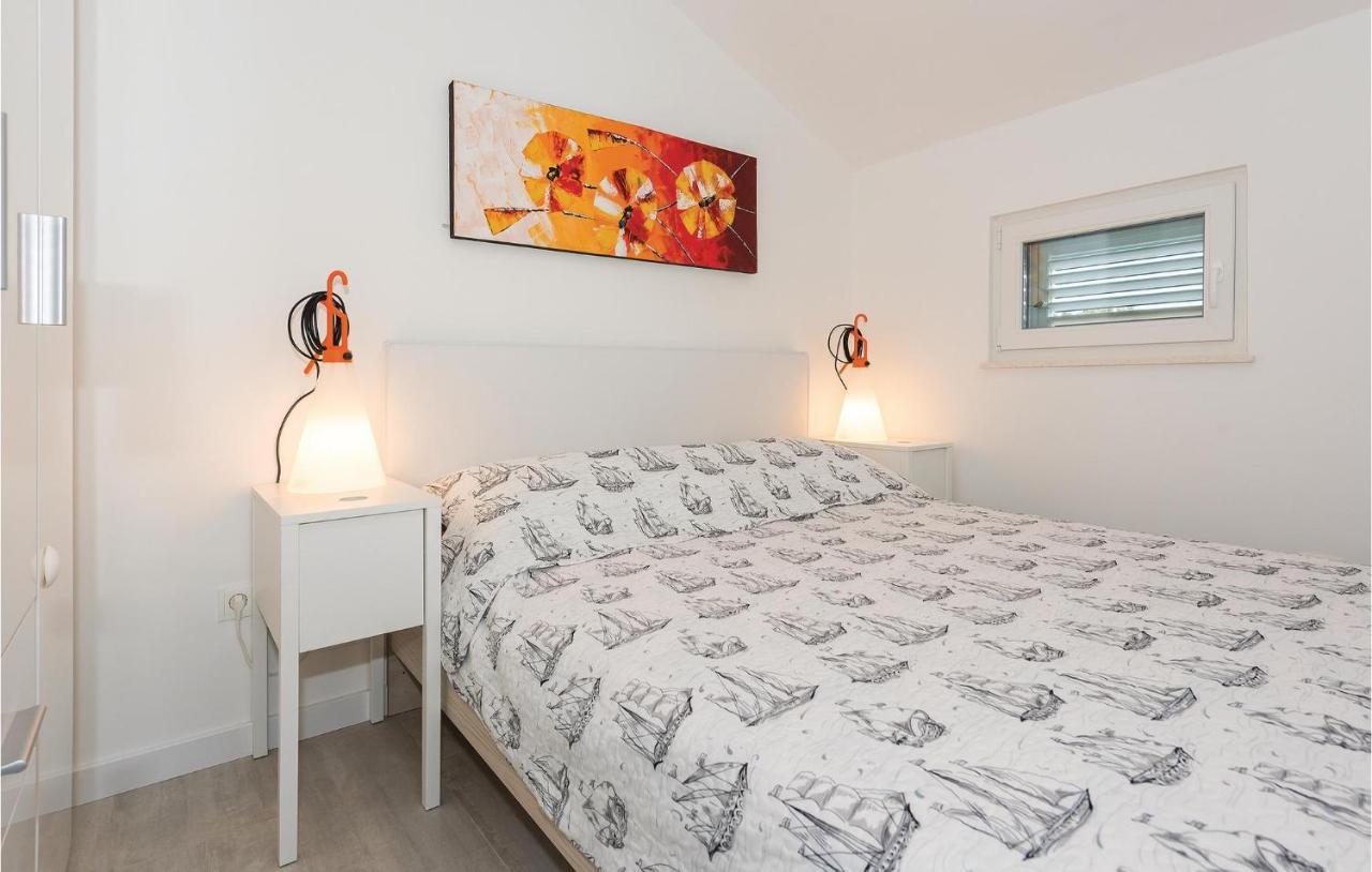 Cozy Apartment In Brodarica With Wifi Bagian luar foto