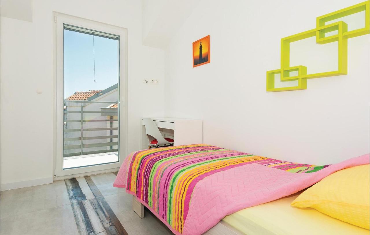 Cozy Apartment In Brodarica With Wifi Bagian luar foto