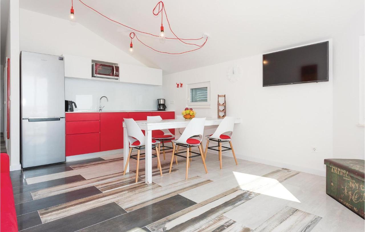 Cozy Apartment In Brodarica With Wifi Bagian luar foto