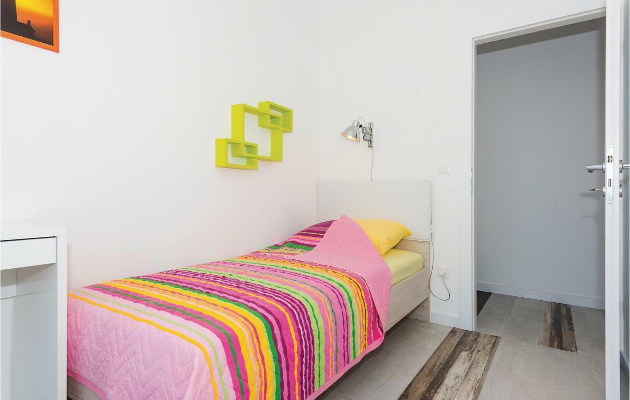 Cozy Apartment In Brodarica With Wifi Bagian luar foto